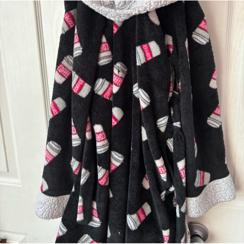 This is a black pink, silver gray coffee cup robe 👘Thxxxx babes💋💕🥰🤪🥳.